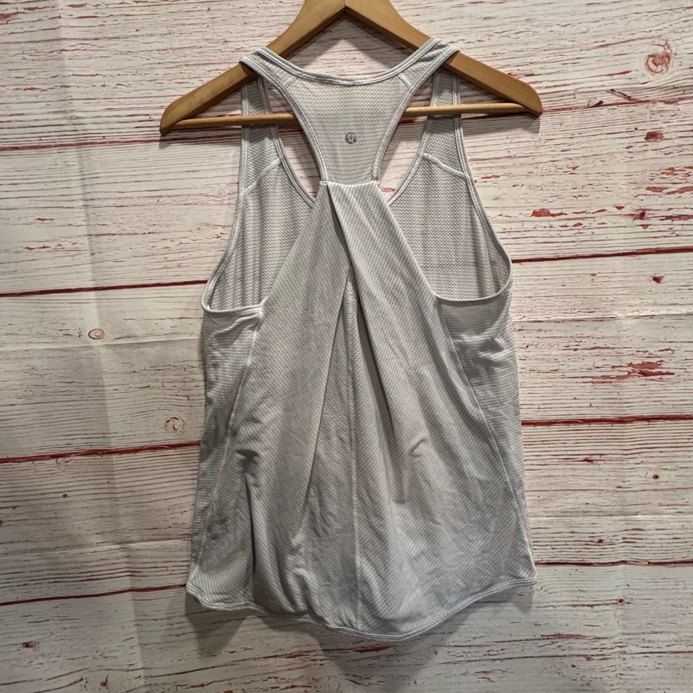 Lululemon Essential Tank Scallop Texture in Heathered White Sz 6 - Picture 7 of 10